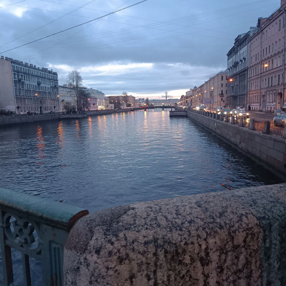 Ваши последние 4 фото без людей это ваш вайб.
Ну как то так, получается