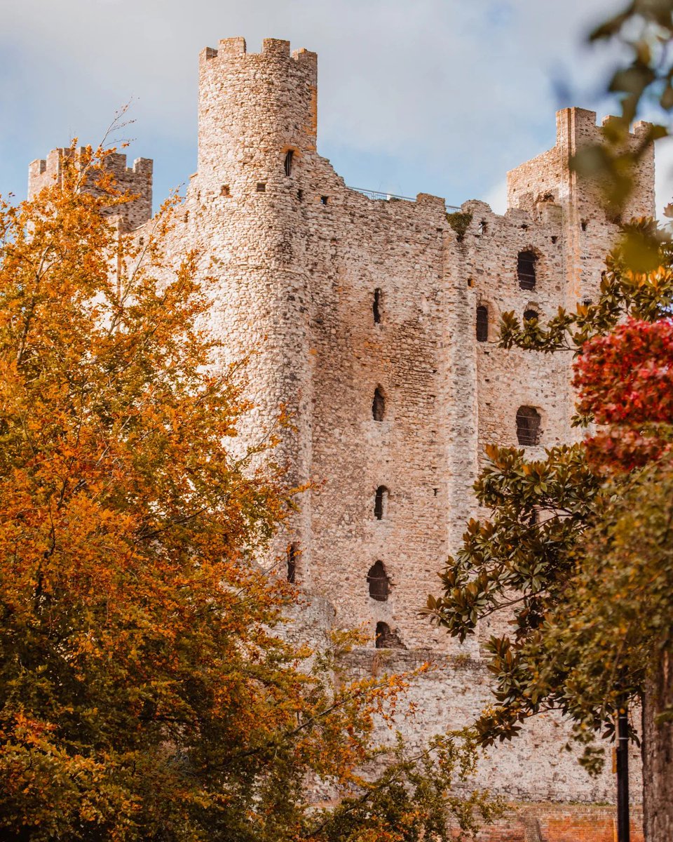 A castle that can be seen from a cathedral...where is today's #MidweekMystery? 📸 : seattletolondon