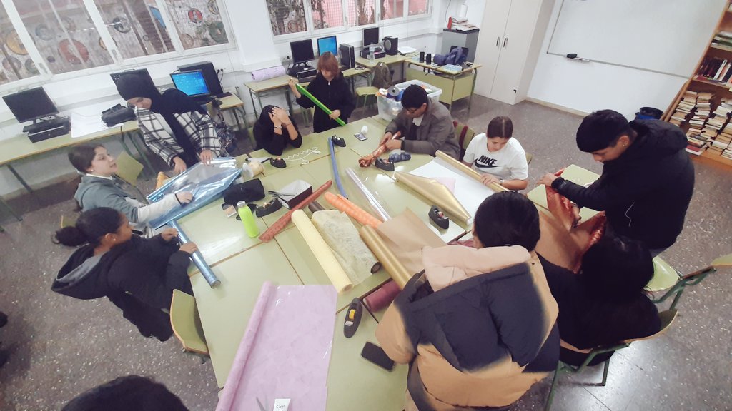 Esperit nadalenc mode ON. 🔛
 L'alumnat del PFI de vendes practica l'empaquetat de regals amb diferents guarniments. 🎁