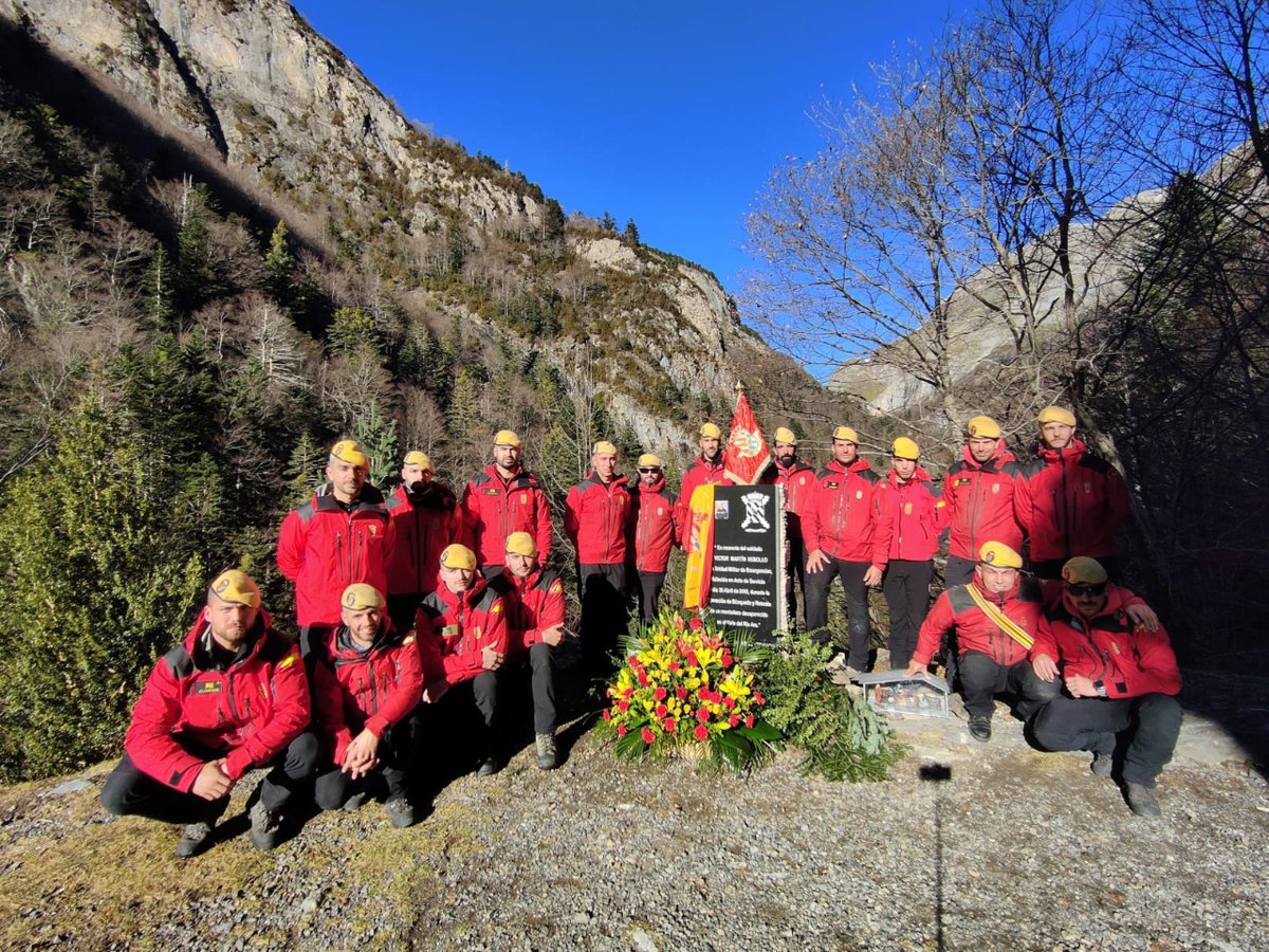 UMEgob's tweet image. En fechas tan señaladas, los componentes de la sección #MSAR del #BIEM4 han rendido homenaje a su compañero Víctor Martín Rebollo, fallecido en acto de servicio en abril de 2016, colocando un nacimiento en el monolito a su memoria.

Siempre en nuestro recuerdo, compañero