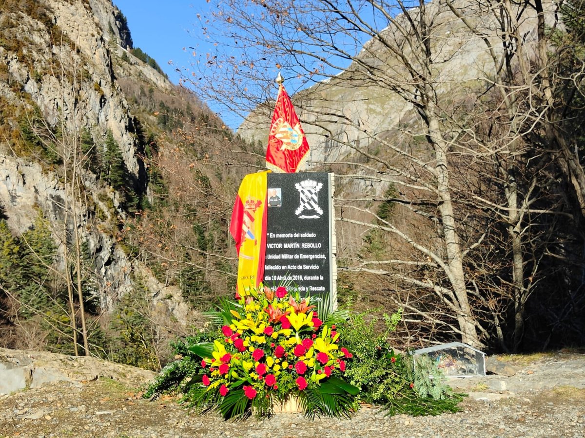 UMEgob's tweet image. En fechas tan señaladas, los componentes de la sección #MSAR del #BIEM4 han rendido homenaje a su compañero Víctor Martín Rebollo, fallecido en acto de servicio en abril de 2016, colocando un nacimiento en el monolito a su memoria.

Siempre en nuestro recuerdo, compañero