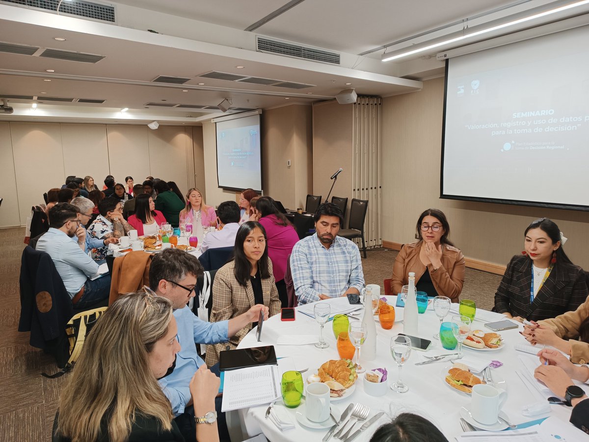 Metodología "Café Mundial" agrupa a funcionarios municipales y de servicios públicos.
Monitores/Tutores guían la conversación y discusión en torno a indicadores y datos.