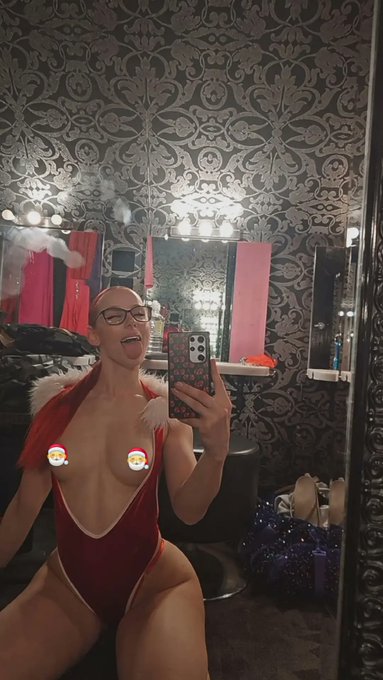 MERRY CHRISTMAS subscribe to my onlyfans https://t.co/GqjlaWJRYP https://t.co/qxRVYwlnia