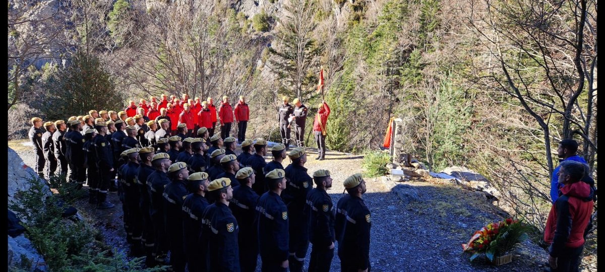 UMEgob's tweet image. En fechas tan señaladas, los componentes de la sección #MSAR del #BIEM4 han rendido homenaje a su compañero Víctor Martín Rebollo, fallecido en acto de servicio en abril de 2016, colocando un nacimiento en el monolito a su memoria.

Siempre en nuestro recuerdo, compañero