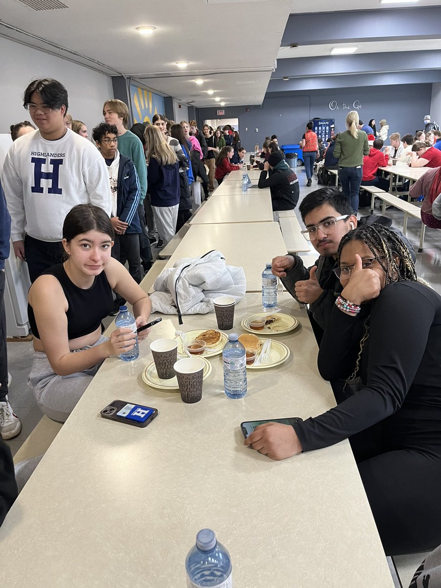 hhmoffice1's tweet photo. Last day for school before the Christmas Holidays! Great way to start the day with a pancake breakfast served by our staff! https://t.co/IyllSEw7s3