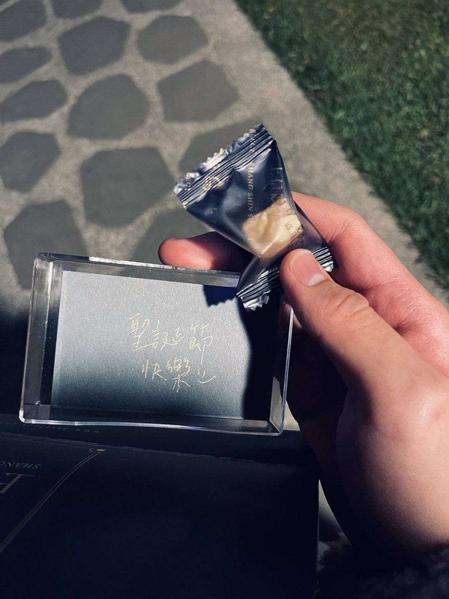 去年聖誕節
我跟前任在路上發糖果跟卡片
原本目標是看起來不開心的人
結果發現大家都一副佳節氛圍
最後變成
：欸那個人長得好好看
：好啊去給他