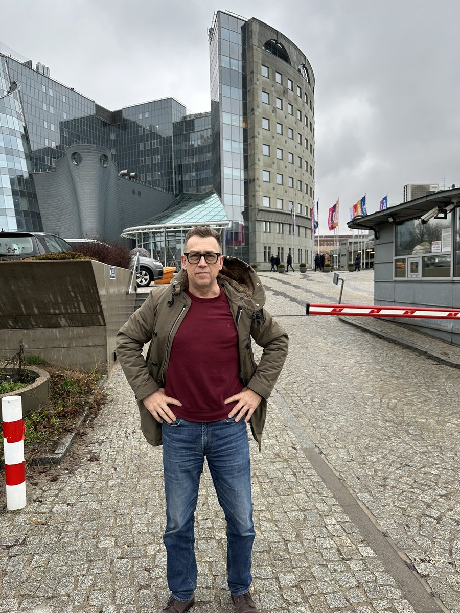 MaciekOrlos's tweet photo. To jak propagandyści PiS cynicznie walczą o „wolność i pluralizm mediów” przejdzie do historii. Żenada, kompromitacja, dno totalne… słów brakuje. Państwo z @pisorgpl oraz wasi medialni funkcjonariusze - przestańcie oszukiwać elektorat i samych siebie. https://t.co/FJxJykDOF2
