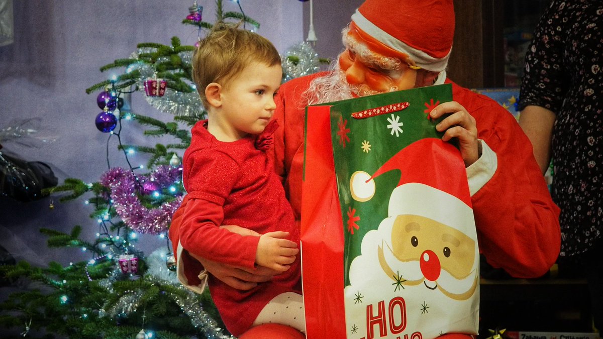 1BLogBydgoszcz's tweet photo. Święta to czas szczególny🎄 Przyznajemy, ze czujemy się wyjątkowo! Wszystko za sprawą delegacji żołnierzy #2blog, którzy odwiedzili Dom Dziecka "Słoneczna Przystań" #CaritasArchidiecezjiGnieźnieńskej w #Kołdrąb. https://t.co/sO1X0XqtD5