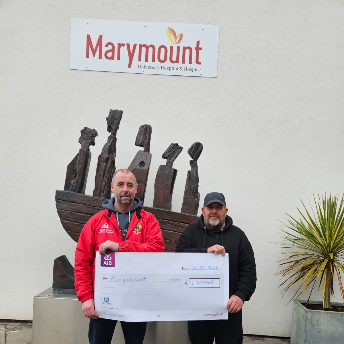 John Mackessy @eastcorklgf and Declan Harte @westcorkladies at @marymountcork donating the proceeds of the inter divisional charity game held @CloughduvHurlin in November. Well done to everyone involved !! @CorkLGFA