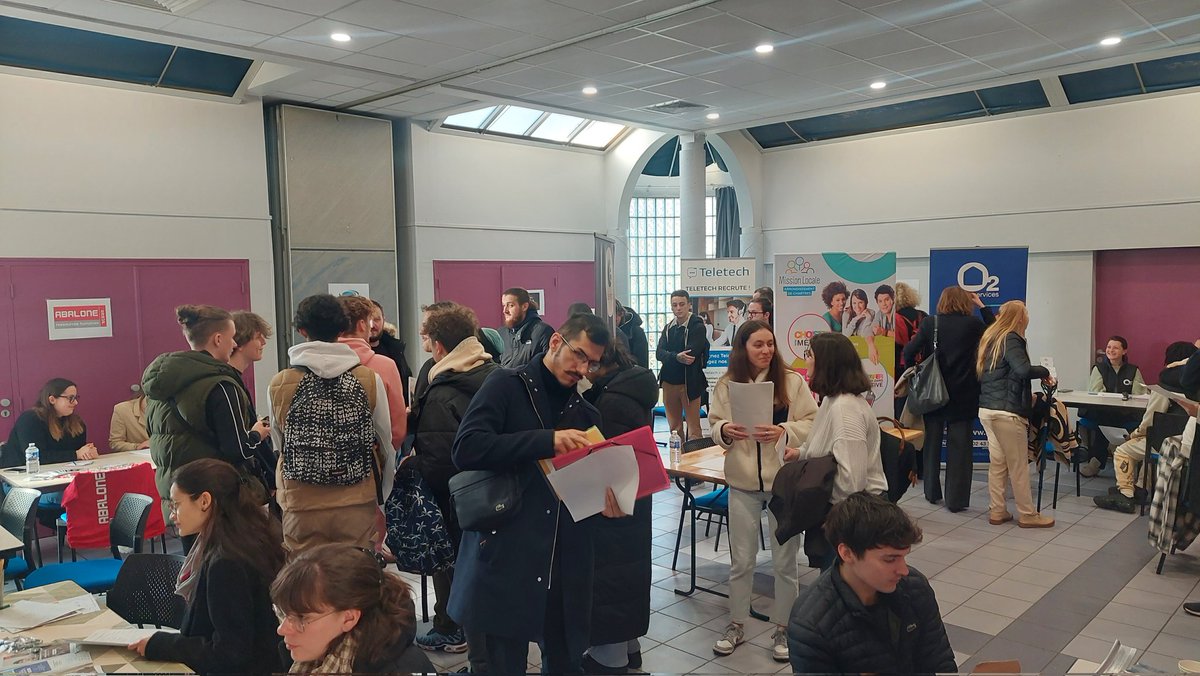 🏁L'événement #1jobsvp a commencé ! Cela se passe 5 rue des hauts de Chartres. Cette action dédiée aux #jeunes et aux habitants de #qpv réunit 10 entreprises prêtent à vous rencontrer ! 🔥💪@poleemploi_RCVL #missionlocalechartres