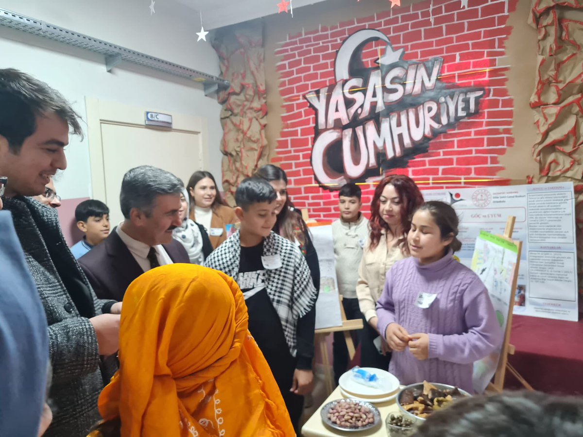 KarkamisMEM's tweet photo. İlçe Milli Eğitim Müdürümüz Halil KENDİRCİ ve ilçe protokolü Etiler Şehit Cemal Bozkurt Ortaokulu öğrenci ve öğretmenlerinin hazırlamış olduğu Tubitak 4006 proje sergisine katıldılar.
@furkancakir_ @yasintepe @Gaziantep_MEM @GaziantepArge @M_A_Tiryakioglu @Hkendrc @EtilerO https://t.co/2BjpxKVWp2