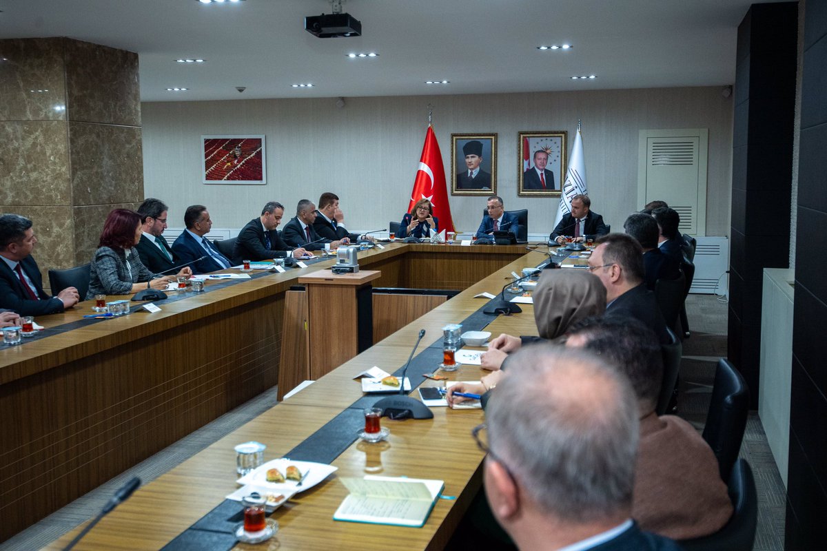 gantepvaliligi's tweet photo. Türkiye’nin en önemli sanayi ve ticaret merkezlerinden biri olan Gaziantep, sahip olduğu ticaret potansiyeli ve girişimcilik ruhuyla dünya piyasalarına entegre olmuş, ilde gerçekleştirilen fuarlarla ise bu potansiyeli pazarlama noktasında önemli bir ivme kazanmıştır.

Bu ivmeyi daha da yukarı taşımak için 2024 yılında Gaziantep’te düzenlenecek fuarlarla ilgili değerlendirme toplantısı, Valimiz Kemal Çeber başkanlığında gerçekleştirildi.

@kemalcebervali