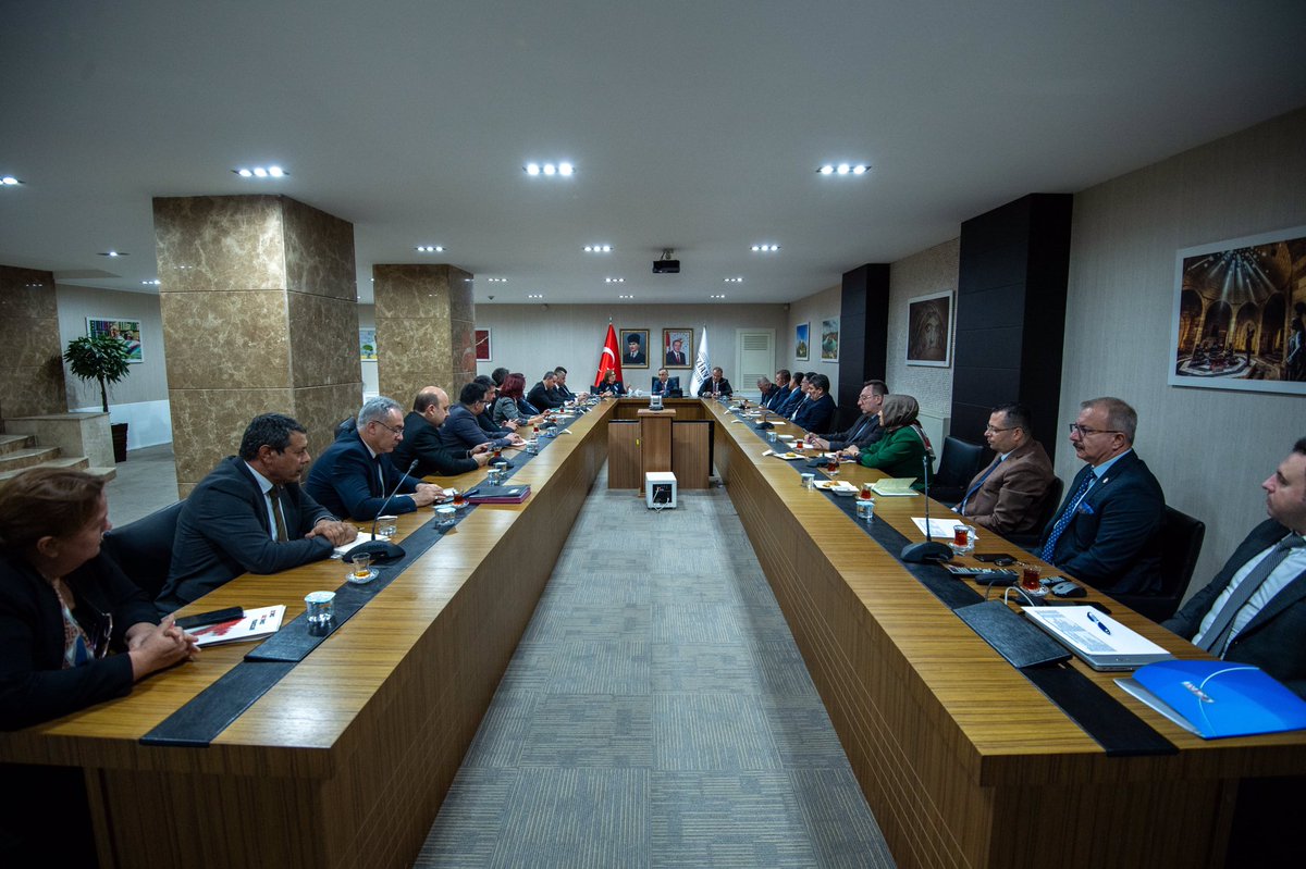 gantepvaliligi's tweet photo. Türkiye’nin en önemli sanayi ve ticaret merkezlerinden biri olan Gaziantep, sahip olduğu ticaret potansiyeli ve girişimcilik ruhuyla dünya piyasalarına entegre olmuş, ilde gerçekleştirilen fuarlarla ise bu potansiyeli pazarlama noktasında önemli bir ivme kazanmıştır.

Bu ivmeyi daha da yukarı taşımak için 2024 yılında Gaziantep’te düzenlenecek fuarlarla ilgili değerlendirme toplantısı, Valimiz Kemal Çeber başkanlığında gerçekleştirildi.

@kemalcebervali