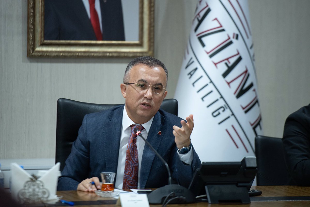 gantepvaliligi's tweet photo. Türkiye’nin en önemli sanayi ve ticaret merkezlerinden biri olan Gaziantep, sahip olduğu ticaret potansiyeli ve girişimcilik ruhuyla dünya piyasalarına entegre olmuş, ilde gerçekleştirilen fuarlarla ise bu potansiyeli pazarlama noktasında önemli bir ivme kazanmıştır.

Bu ivmeyi daha da yukarı taşımak için 2024 yılında Gaziantep’te düzenlenecek fuarlarla ilgili değerlendirme toplantısı, Valimiz Kemal Çeber başkanlığında gerçekleştirildi.

@kemalcebervali