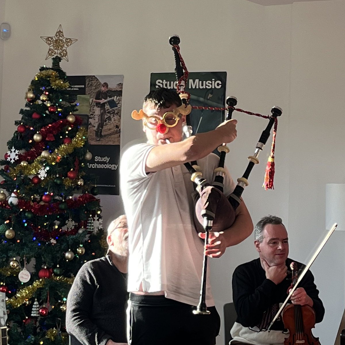 CSoilleir's tweet photo. @henderhog Tha sinn a’ guidhe Nollaig Chridheil agus Bliadhna Ùr Mhath dhuibh agus tha sinn a' coimhead air adhart ri bhith gar faicinn uile san Fhaoilleach.
@UHI_NWH @Ceolas_Uibhist @UCVO #Uibhist #MoranTaing
2/2 https://t.co/XcysZZzBpJ