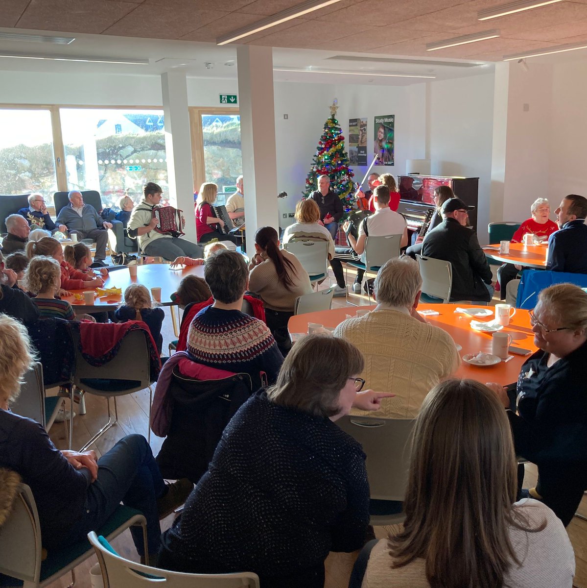 CSoilleir's tweet photo. @henderhog Tha sinn a’ guidhe Nollaig Chridheil agus Bliadhna Ùr Mhath dhuibh agus tha sinn a' coimhead air adhart ri bhith gar faicinn uile san Fhaoilleach.
@UHI_NWH @Ceolas_Uibhist @UCVO #Uibhist #MoranTaing
2/2 https://t.co/XcysZZzBpJ
