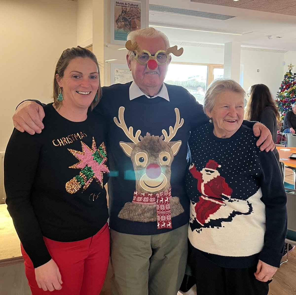 CSoilleir's tweet photo. @henderhog Tha sinn a’ guidhe Nollaig Chridheil agus Bliadhna Ùr Mhath dhuibh agus tha sinn a' coimhead air adhart ri bhith gar faicinn uile san Fhaoilleach.
@UHI_NWH @Ceolas_Uibhist @UCVO #Uibhist #MoranTaing
2/2 https://t.co/XcysZZzBpJ