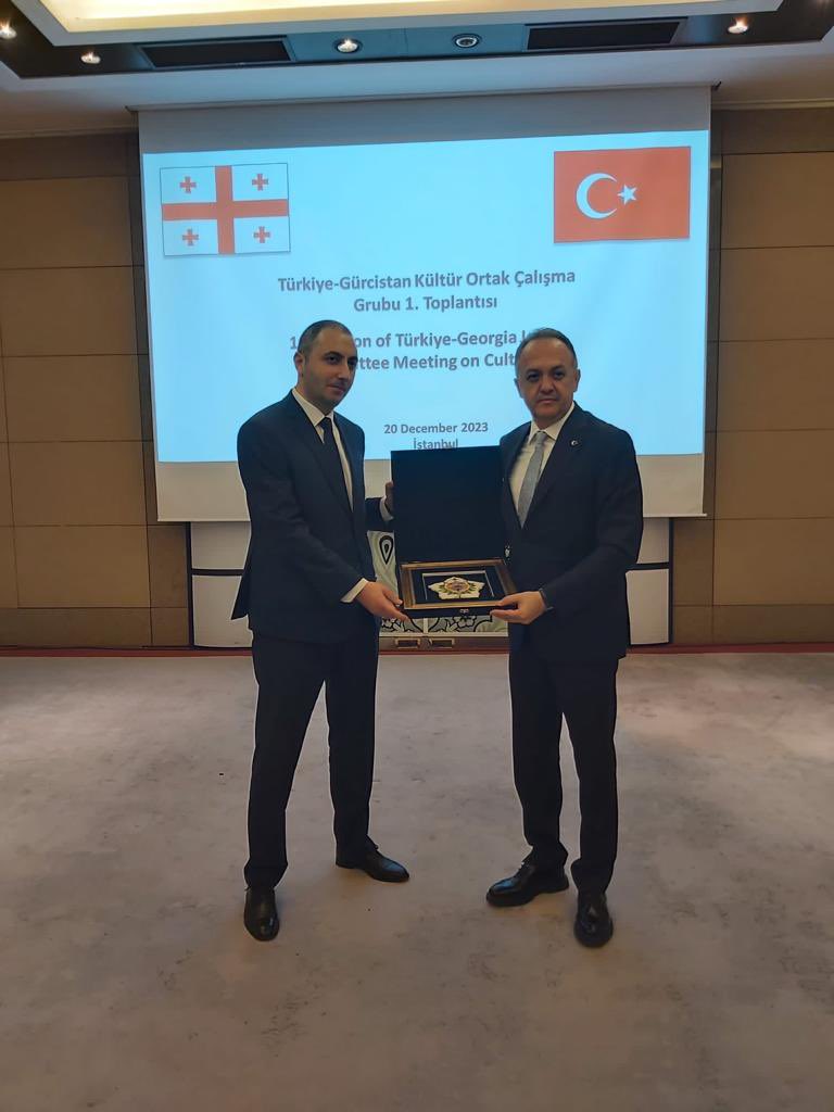 Gürcistan ile 1. Dönem Kültür Ortak Çalışma Grubu Toplantısı'nı gerçekleştirdik. 

Mevkidaşım Gürcistan Kültür, Gençlik ve Spor Bakan Yardımcısı Nikoloz Aznaurashvili ve beraberindeki heyet ile yararlı istişarelerde bulunduk. 

Ülkelerimiz arasındaki kültürel bağları