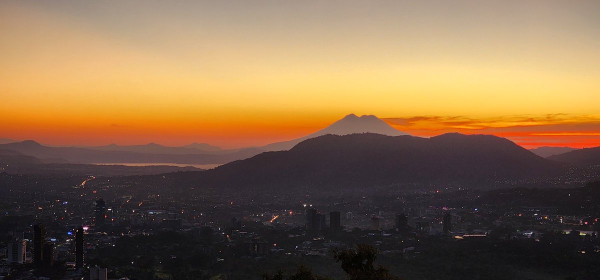 _StChristopher_'s tweet photo. Amanecer en la ciudad de #SanSalvador. Con una vista privilegiada al volcán #Chinchontepec y al Lago de Ilopango. https://t.co/lYTVzVpbQm