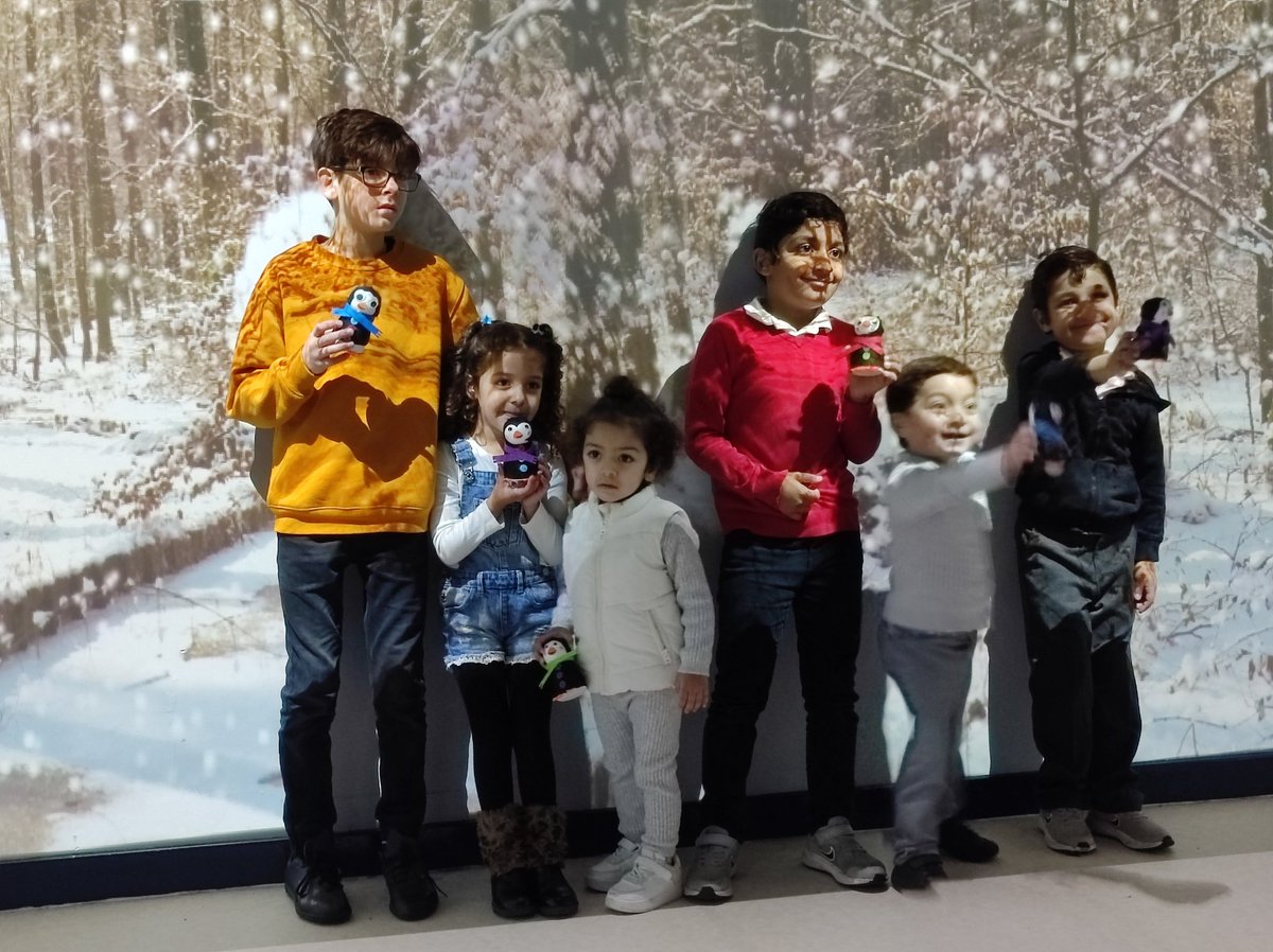 MiniExplorersPD's tweet image. We enjoyed a fun interactive session in our amazing immersive room #familyengagement🇸🇾 We explored different snowy locations around the world. We crafted little penguins too. #WinterWonderland ☃️🐧#topicinspired @SchsofSanctuary 🧡