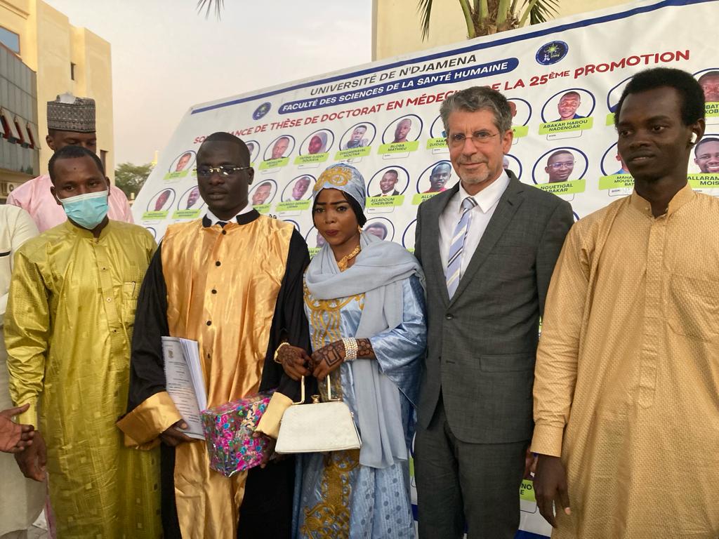 DDCTchad's tweet photo. De son village à 45km de #Moussoro en brousse, à sa soutenance de fin d'études de #médecine à N'Djamena, le parcours d'Adoum Ali Hassan vaut la peine d'être racontée! @DDCTchad  a joué un rôle déterminant dans son parcours. Découvrez👉👉https://t.co/my6XfPMftt @SwissDevCoop https://t.co/8RGN0ro4iZ