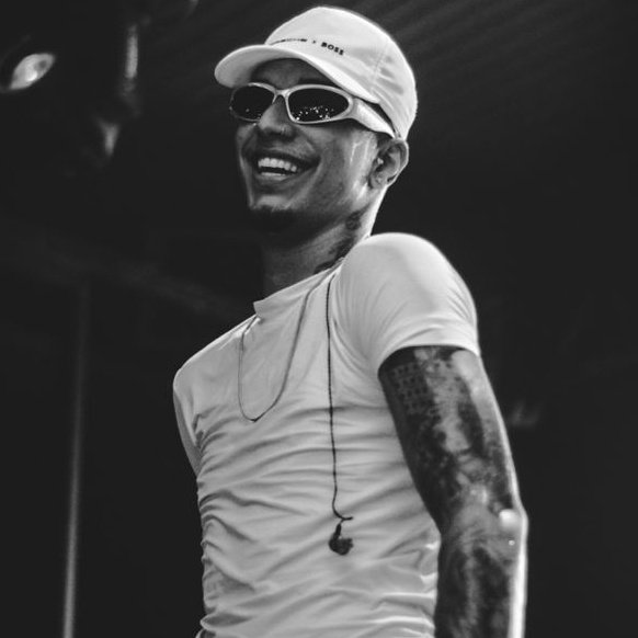 “VAMPiro”, “Kenny G”, “Quer Voar” e agora “Novo Balanço” são as únicas músicas do Trap brasileiro a superarem a expressiva marca de 200 MILHÕES de streams no Spotify.