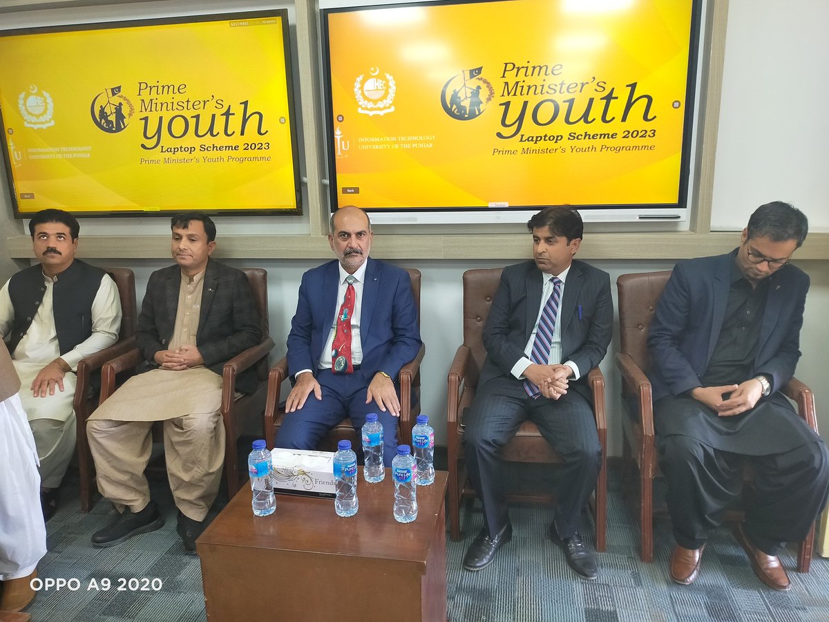 خاران۔ہائیر ایجوکیشن کمیشن کا وفد ڈاکٹر گل حسن صاحب کی سربراہی میں سب کیمپس خاران کا دورہ کیااس موقع پر متعلقہ کمیٹی کے ممبران ڈاکٹر جلال فیض،ڈاکٹرامداد بلوچ،اور زبیر احمد بھی ان کے ہمراہ تھے انہوں نےوزیراعظم یوتھ لیپ ٹاپ سکیم کے تحت طلباء میں لیپ ٹاپ تقسیم کئے 
#HigherEducation