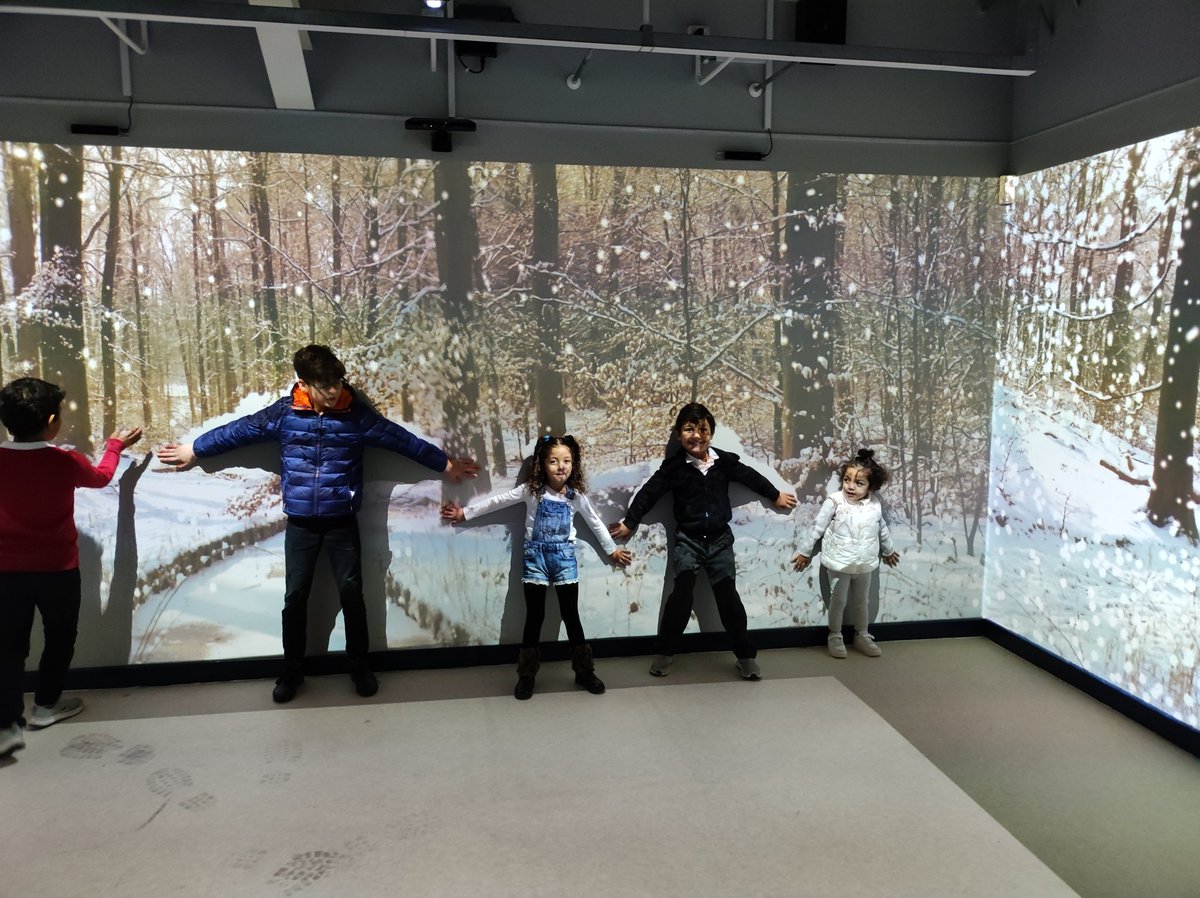 MiniExplorersPD's tweet image. We enjoyed a fun interactive session in our amazing immersive room #familyengagement🇸🇾 We explored different snowy locations around the world. We crafted little penguins too. #WinterWonderland ☃️🐧#topicinspired @SchsofSanctuary 🧡