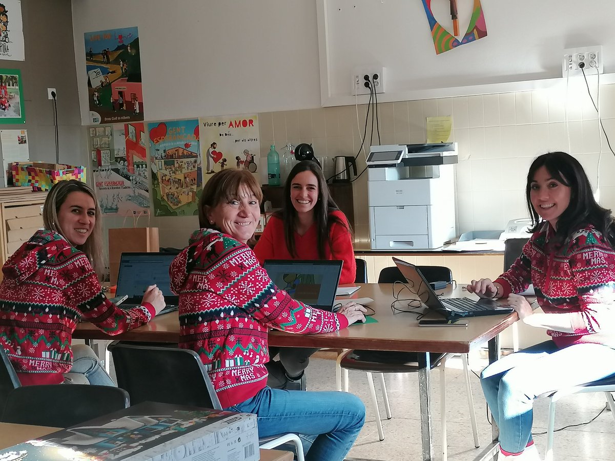 acirerasi's tweet photo. Final de trimestre, esgotades, connectades, oferint lo millor de nosaltres amb compte enrere arribant a les vacances guaridores. Mireu com aprenen  els vostres fills i filles,..editant Diari per desitjar un Nadal ple de Pau a cada cor.  #pin2 @JesuitesEdu @AMPA_CLAVER https://t.co/VF17kf6qtk