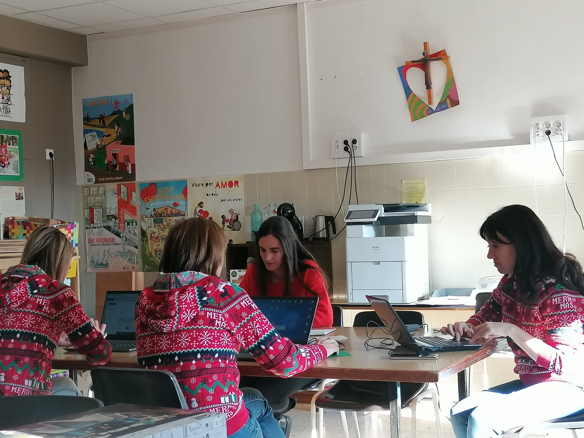 acirerasi's tweet photo. Final de trimestre, esgotades, connectades, oferint lo millor de nosaltres amb compte enrere arribant a les vacances guaridores. Mireu com aprenen  els vostres fills i filles,..editant Diari per desitjar un Nadal ple de Pau a cada cor.  #pin2 @JesuitesEdu @AMPA_CLAVER https://t.co/VF17kf6qtk