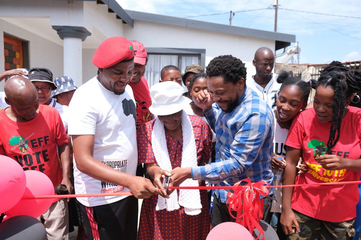 EFFGautengProv's tweet photo. 🚨In Pictures🚨

Today the EFF leadership delivered on its commitment to build and furnish a house for Koko MaMokoena in Kanana, Sebokeng. 

The also EFF had lunch with the elderly of the area in celebration with Koko MaMokoena. 

#RegisterToVoteEFF https://t.co/ZNXcnSdrA2