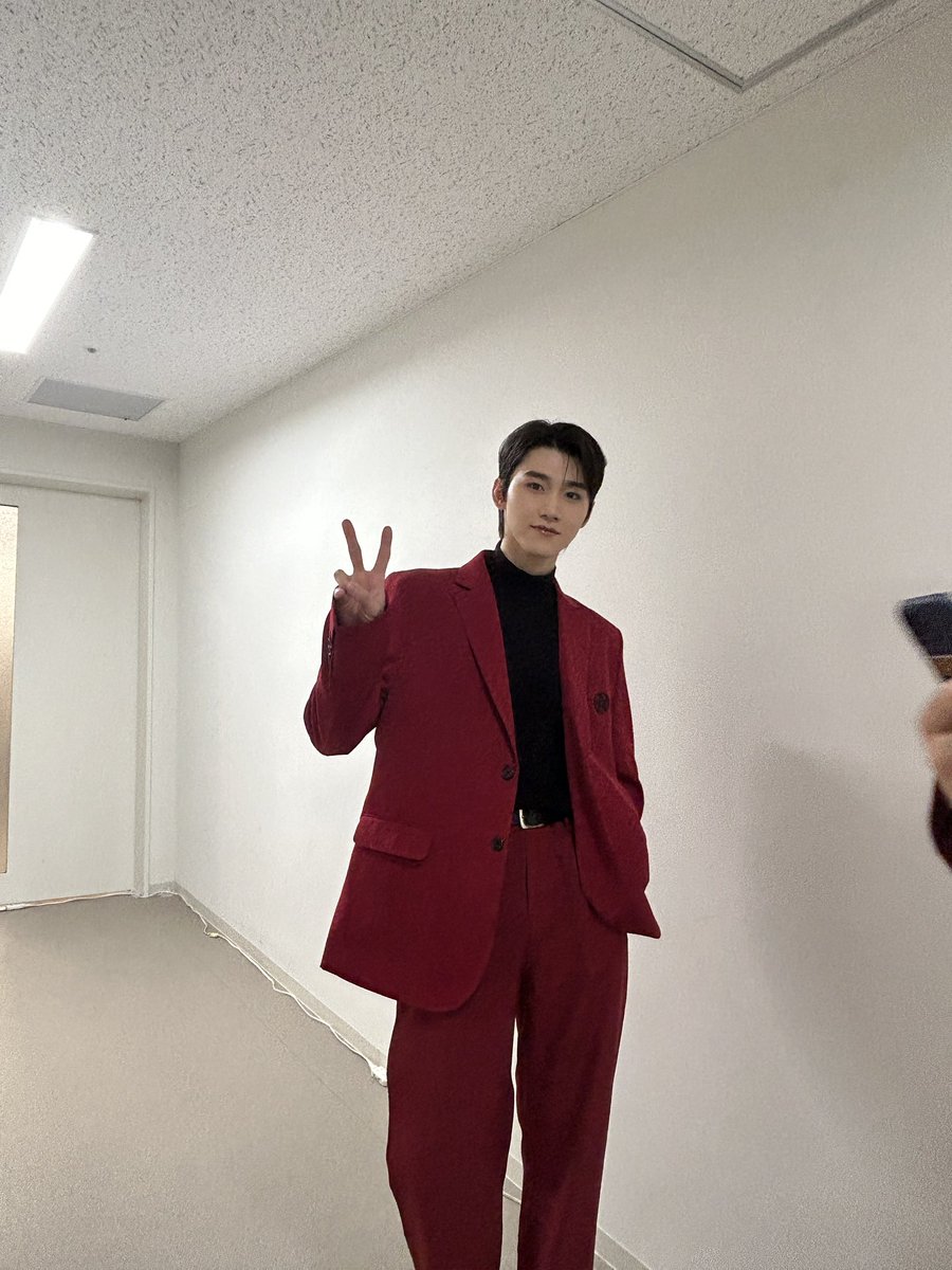 #슌 
오늘 초아이돌 마지막 공연 까지 마무리!!
사진투척!!그리니 함성소리 크게해줘서 고마웠어요!😉 빨간슈트 사진 투척

#超アイドル