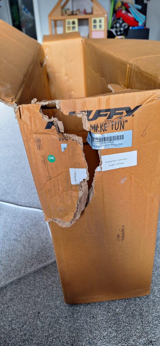 shesnotthere's tweet photo. Hey @Halfords_uk can you please help, my kid's Christmas present arrived this morning and it's so damaged it's unusable. Your team are saying 24-72 hours for a resolution and I'm really worried we won't have a bike in time for Christmas. https://t.co/V4OselcN83