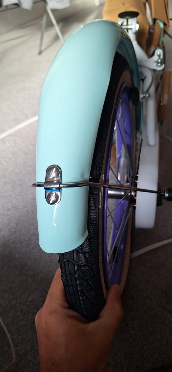 shesnotthere's tweet photo. Hey @Halfords_uk can you please help, my kid's Christmas present arrived this morning and it's so damaged it's unusable. Your team are saying 24-72 hours for a resolution and I'm really worried we won't have a bike in time for Christmas. https://t.co/V4OselcN83