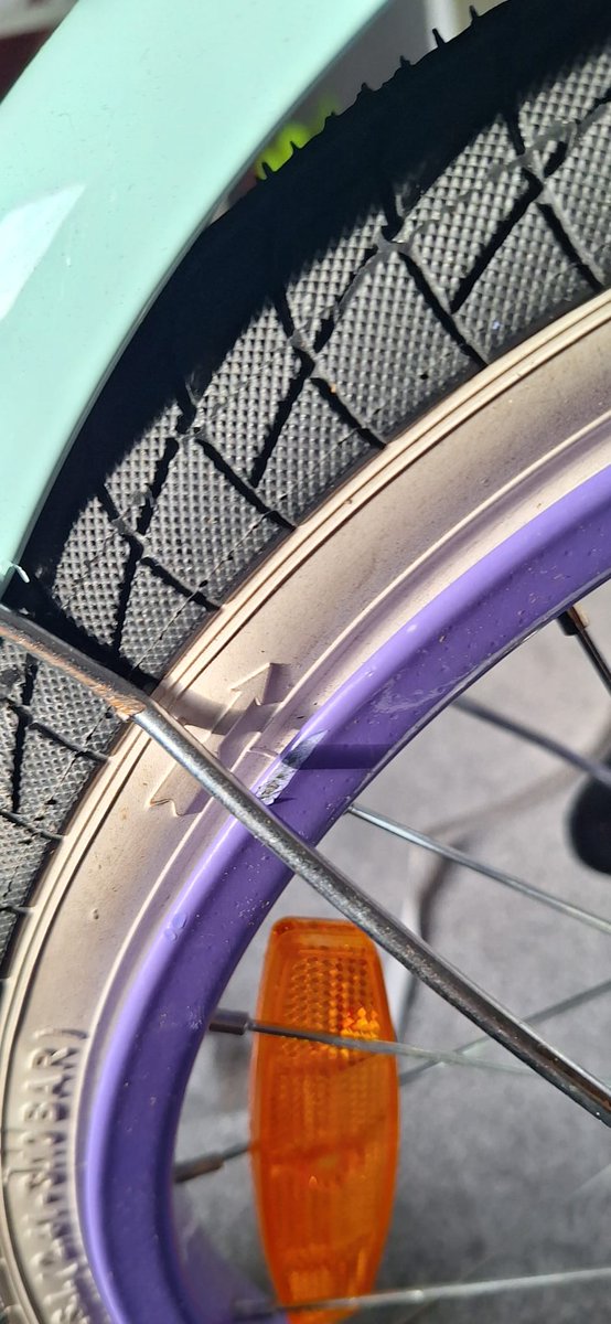 shesnotthere's tweet photo. Hey @Halfords_uk can you please help, my kid's Christmas present arrived this morning and it's so damaged it's unusable. Your team are saying 24-72 hours for a resolution and I'm really worried we won't have a bike in time for Christmas. https://t.co/V4OselcN83