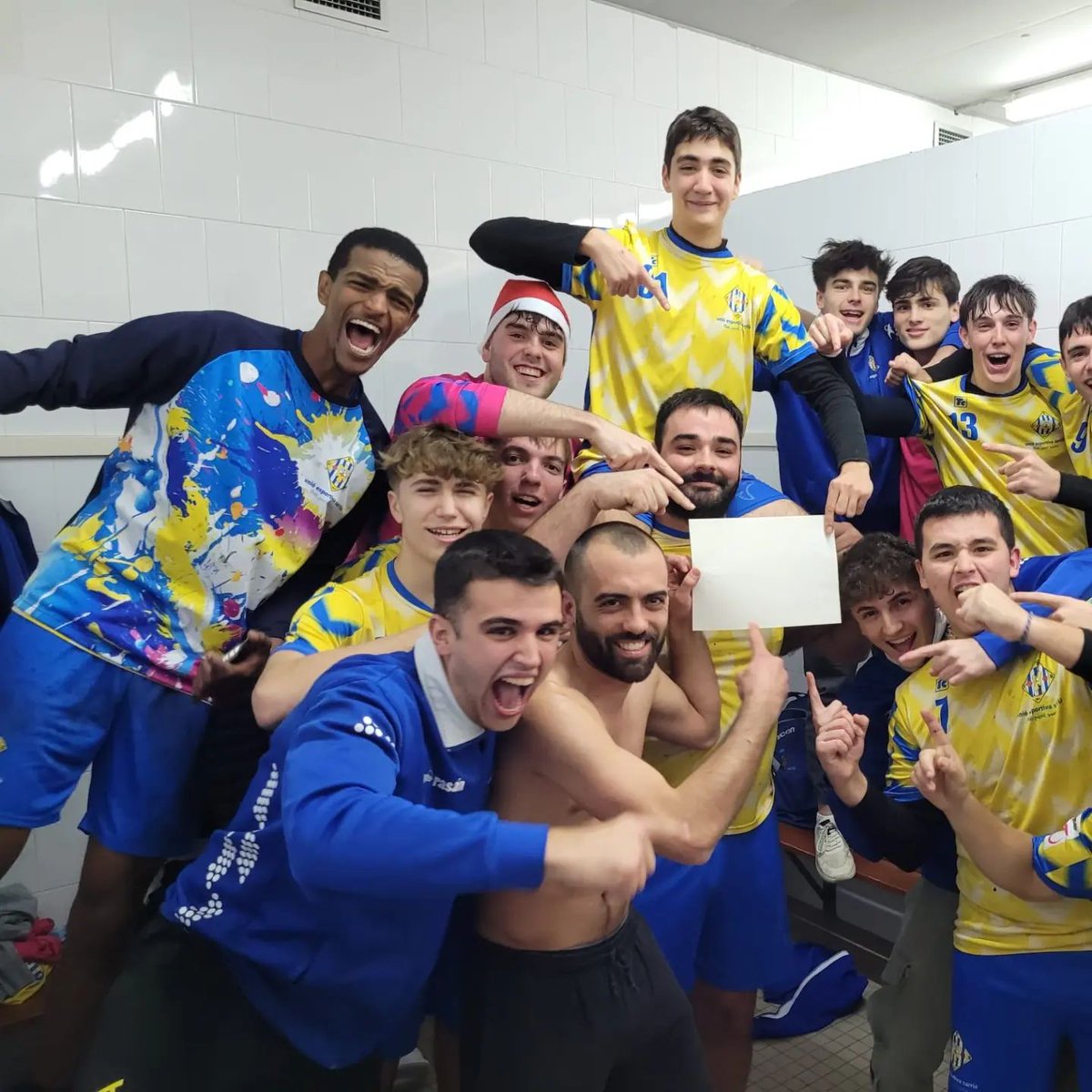 🟡🔵 Empat del sènior femení i victòria del masculí de la UES per acomiadar l’any. 

🦈 Les blaves van sumar un punt de la seva visita a Vilanova del Camí i els taurons es van emportar el triomf de la pista del Banyoles.

radiosarria.cat/sarria-de-ter/…