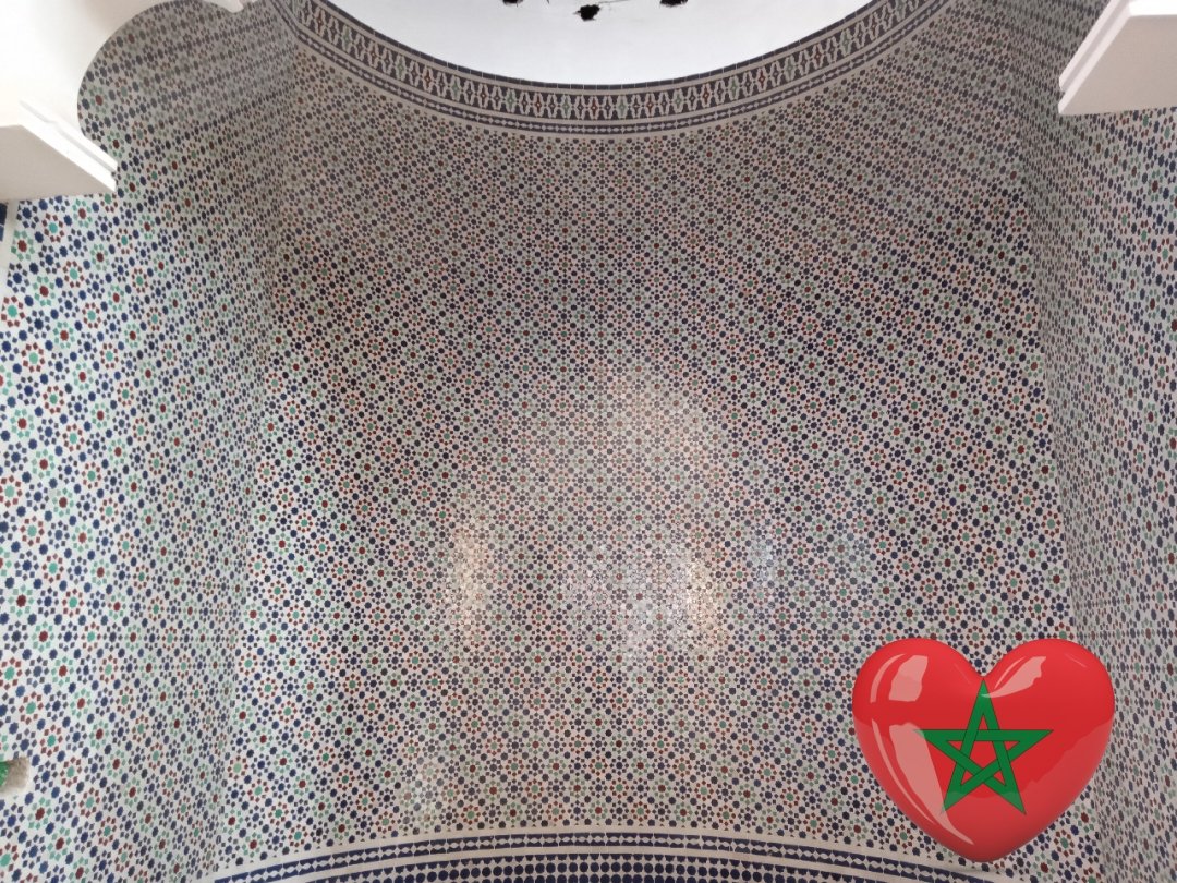 شي ناس ضريتهم بكلمة الزليج التقليدي المغربي..ويااااه الزليج التقليدي المغربي..هذا مسجد بمدينة سطات واللي في الصورة أخوكم مصطفى....لا غالب إلا الله...