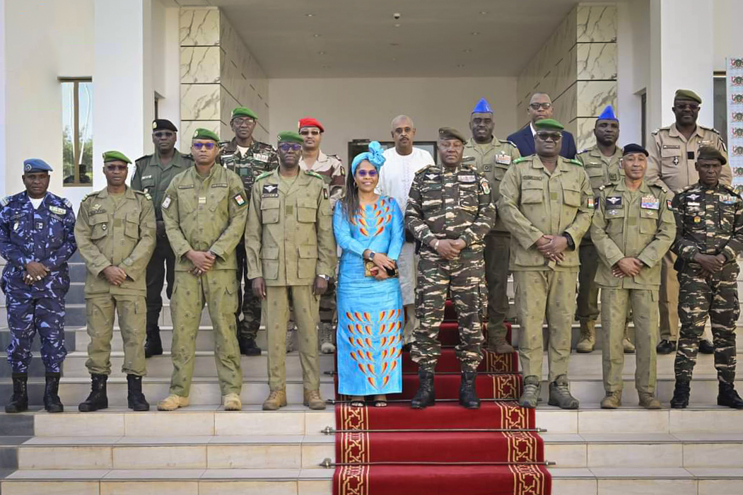 NIGER_CNSP's tweet photo. 🇳🇪 Audience au palais présidentiel 

Son Excellence le Président du CNSP, le Général de Brigade Abdourahamane Tiani, a reçu ce jour la militante panafricaniste Nathalie Yamb @Nath_Yamb , accompagnée d'une délégation de soutien aux autorités de transition.

Figure engagée, N. Yamb appuie avec constance depuis le 26 juillet la lutte du peuple nigérien pour la souveraineté et le changement. Elle a réaffirmé ce soutien au Chef de l'État ainsi qu'au CNSP.

Cette rencontre symbolise l'amitié entre le #Niger et les panafricanistes du monde entier dans notre combat contre le néocolonialisme.

L'audience s'est tenue en présence de plusieurs membres du CNSP.