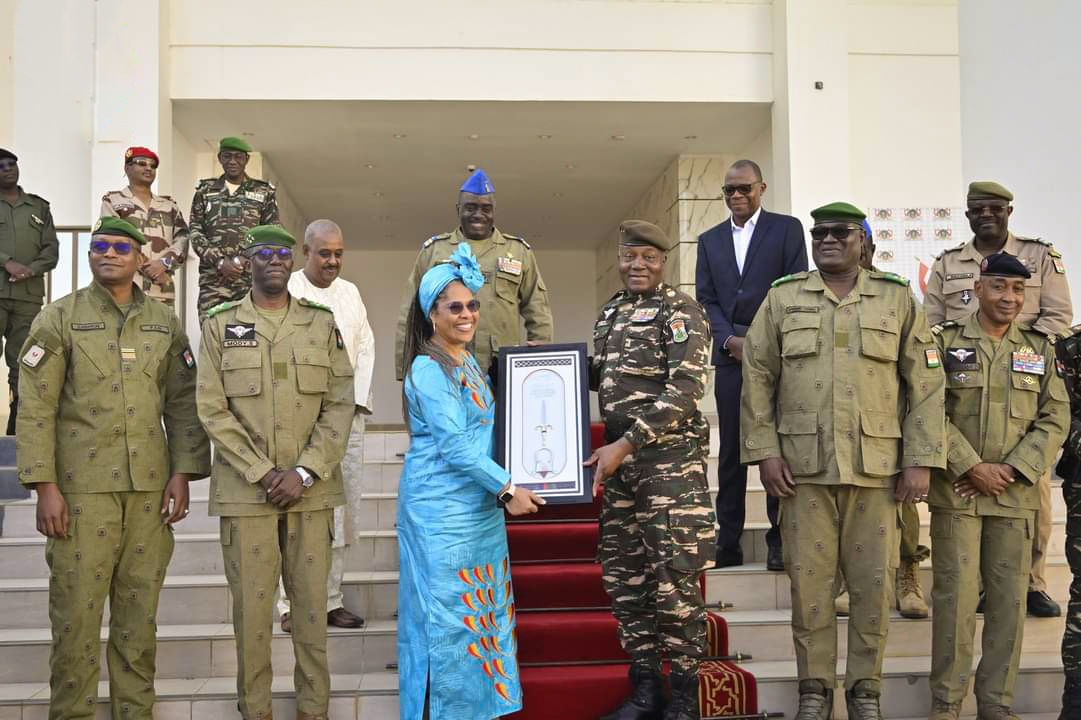 NIGER_CNSP's tweet photo. 🇳🇪 Audience au palais présidentiel 

Son Excellence le Président du CNSP, le Général de Brigade Abdourahamane Tiani, a reçu ce jour la militante panafricaniste Nathalie Yamb @Nath_Yamb , accompagnée d'une délégation de soutien aux autorités de transition.

Figure engagée, N. Yamb appuie avec constance depuis le 26 juillet la lutte du peuple nigérien pour la souveraineté et le changement. Elle a réaffirmé ce soutien au Chef de l'État ainsi qu'au CNSP.

Cette rencontre symbolise l'amitié entre le #Niger et les panafricanistes du monde entier dans notre combat contre le néocolonialisme.

L'audience s'est tenue en présence de plusieurs membres du CNSP.