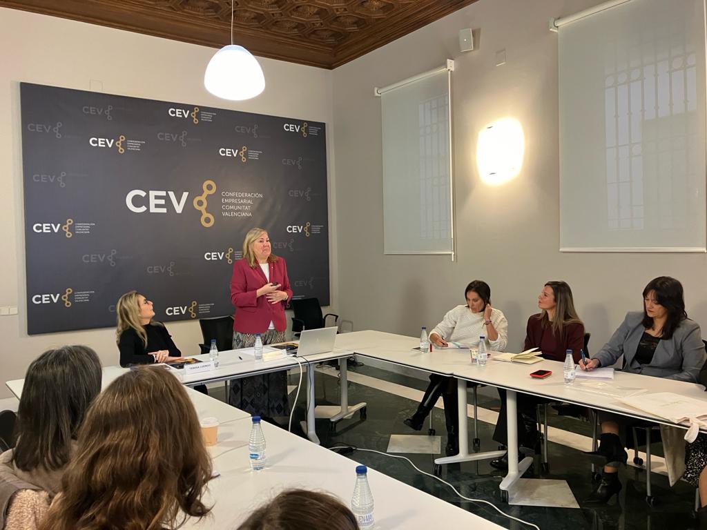 CEV_CV's tweet photo. #CEVValencia | 👥 Hoy hemos clausurado la 2ª edición del curso 'Impulsando Directivas'

👉La última jornada ha contado con Pepa Torres, como mujer referente, y con Amaya Fernández de Uzquiano, que ha ofrecido una charla motivacional

¡Enhorabuena a todas las participantes! 👏👏👏 https://t.co/YUFQNg5ZgM