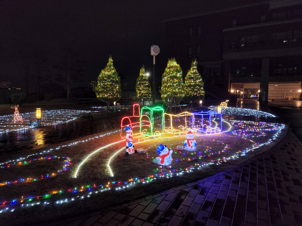 ksu_denkouken's tweet photo. 今年度も電気工学研究部によるキャンパスイルミネーションを開催しています！今年は学内7か所に合計55000球以上の電飾を使用して実施しています！芸術学部の学生との連携活動も行い、過去最大規模となりました。
1/20まで点灯を行いますので、学内を散策してぜひご覧ください。 https://t.co/g4VeKzzAep