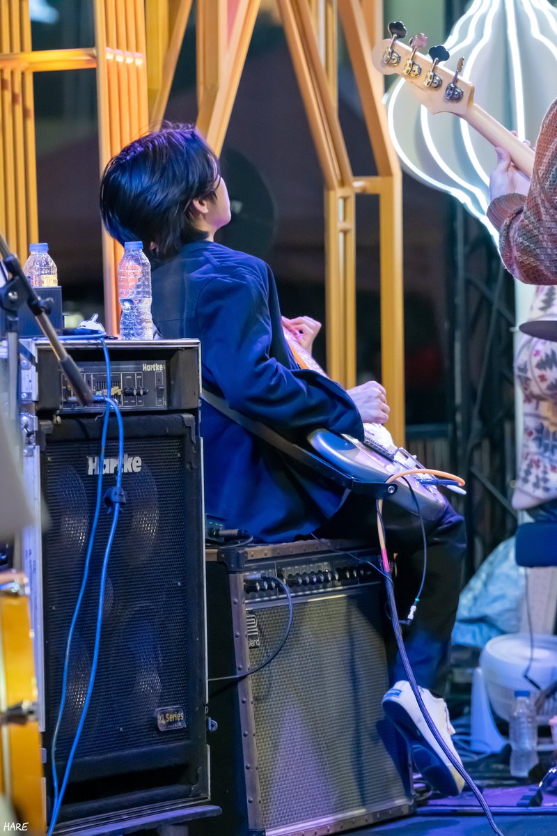 Hareshine's tweet photo. เหนื่อยก็พักก่อน เบื่อเวทีก็ลงไปเล่นข้างล่างบ้าง เล่นบนพื้นบ้าง เรามันชิวๆอยู่แล้ว

#_frtstw_ #FOOLSTEP @BSittawee 
🪇 #SiamParagonGrandCelebrationMusicFest2023 https://t.co/8Ln9tmzOug