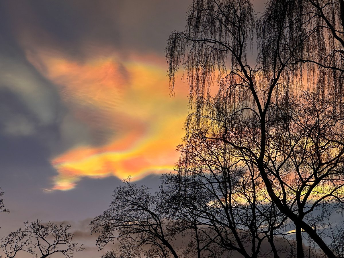 The volcanic eruption on Iceland 🇮🇸created some amazing colors in the clouds in Norway! 🇳🇴