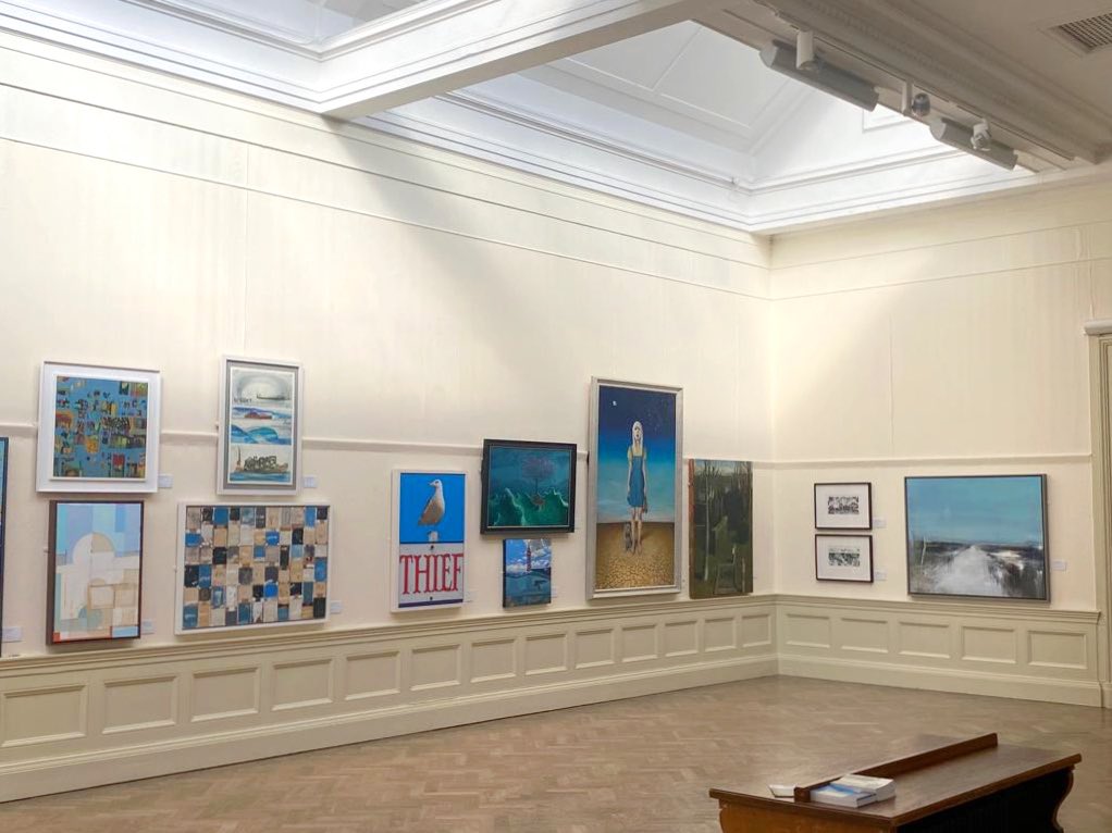 Did you know that all of the shortlisted works in the 2023/24 Prize Exhibition are for sale? All of the works are available to view and purchase online and via @WilliamsonArt_ (until 22nd December). 👉 newlight-art.org.uk/prize-exhibiti…