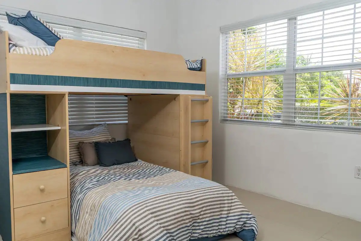 Midland_House's tweet photo. Find comfort at Midland House, a spacious Grand Cayman vacation retreat with a fully equipped kitchen. Family-friendly with a bunk BR, lush tropical landscape, and an extended wooden deck. #GrandCaymanVacation #FullyEquippedKitchen https://t.co/umhqFnv0A9 https://t.co/gocW7duyLL