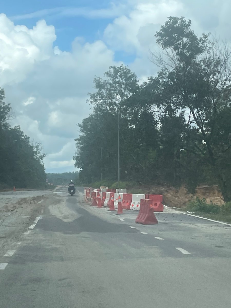 Aida_tan26's tweet photo. @JKRSelangor @JKRHuluSelangor @PengarahJKRSEL @JKR_KLANG @JkrPetaling @SepangJkr @JKRGombak @JKR_Hulu_Langat Assalam tuan, boleh ke saya follow up atas jalan sg buaya di bandar baru sungai buaya? Tak ada org dari JKR atau Majlis dtg tinjau ke jalan ni? Nak tunggu dia runtuh habis ke apa??? https://t.co/PQs6xcbUpN