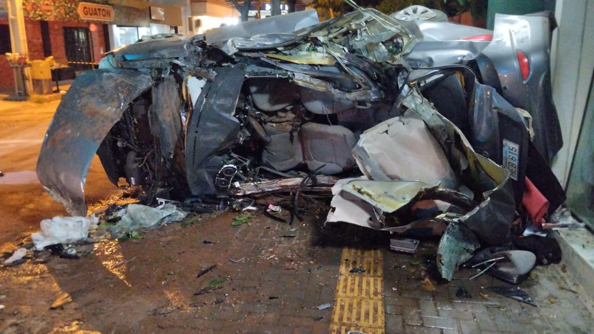 angelicagesama's tweet photo. #URGENTE Accidente fatal en Luque con 3 jóvenes víctimas (2 mujeres y 1 hombre)

📍Identidades de los fallecidos:
- Mauricio Giovanni Regunega (19)
- Marian Sophia Vallejos (18)
- Maria Lujan Franco (19)

📍El joven (Mauricio) hoy 20 de Diciembre era su cumpleaños https://t.co/h59MCdPeVx
