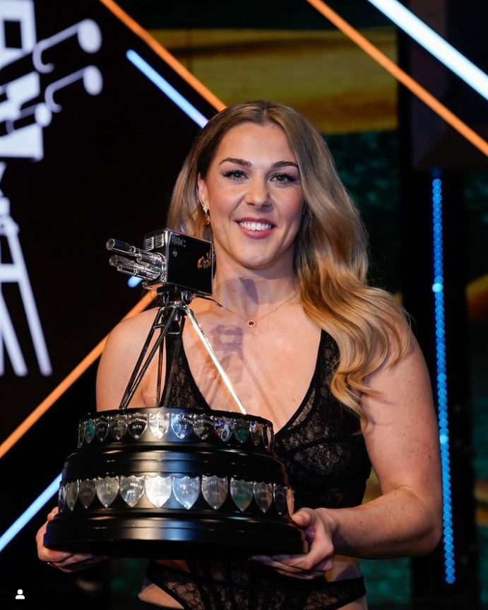 Massive congratulations to Mary Earps who was awarded Sports Personality Of The Year last night! 🏆

She is the first ever goalkeeper to win the award. 

What an inspiration she is. 🌟

#SPOTY #MaryEarps