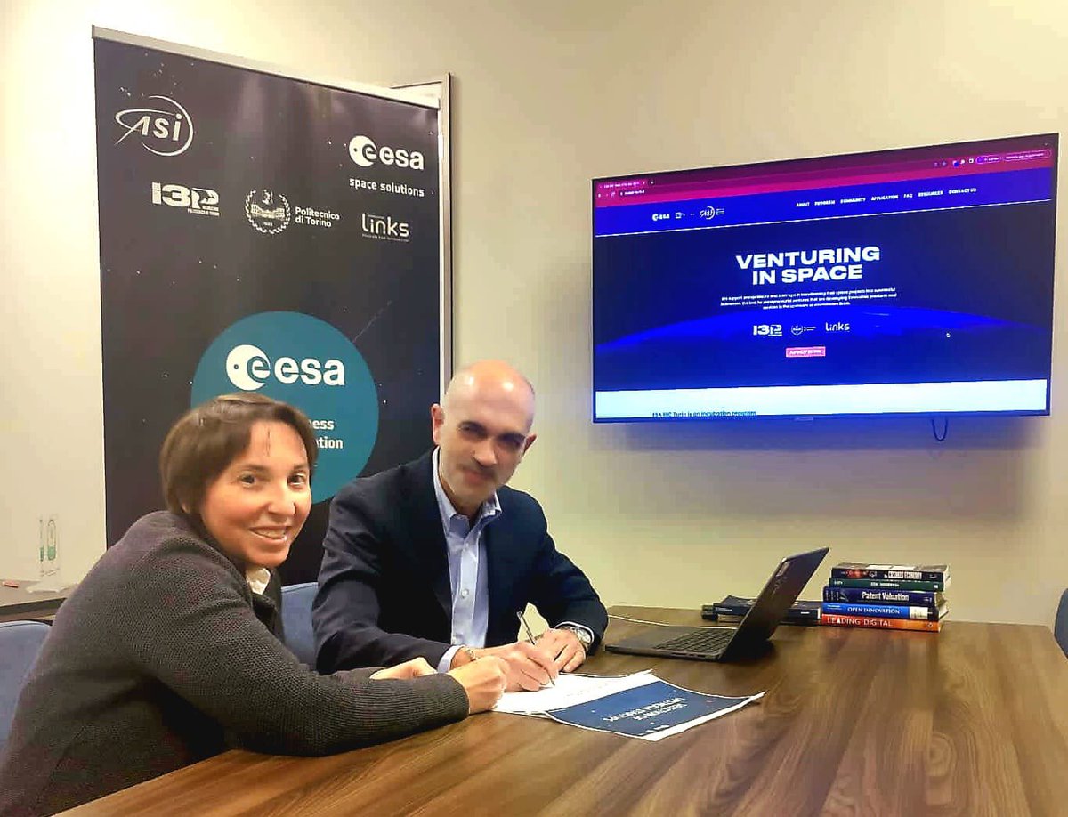 Veronica La Regina and Giuseppe Scellato signing our ESA BIC agreement in Torino. Forza REV1! 🇮🇹