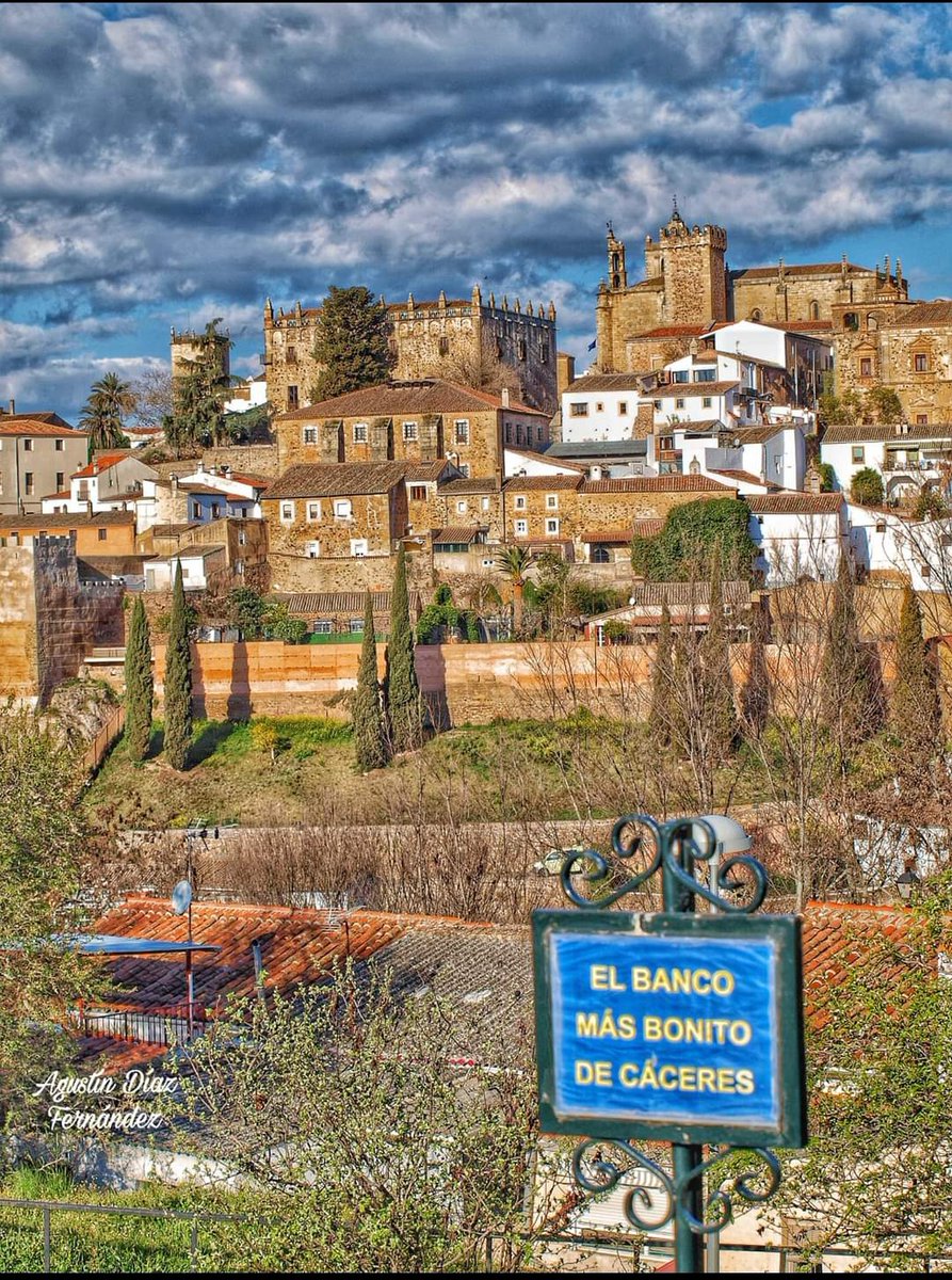 AgustinBotines's tweet photo. ¡Hola 👋 @joseriveromo saludos desde mi mirador favorito de #Cáceres
Ciudad bien definida y como colgada entre las nubes, dijo de ella Al-Umari cronista árabe del siglo XIV
#noalaminacc https://t.co/HlXE6L1xPo
